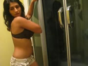 Armenian κορίτσι In The Bathroom Strippers