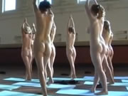 Ομάδα νεαρών γυμνών κοριτσιών που κάνουν γιόγκα