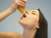 Nude κορίτσι Drinking Grapefruit Juice