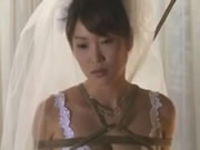 Ιαπωνική νύφη δεμένη στο πάτωμα