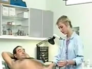Ευρωπαϊκό κλασικό θηλυκό γιατρός σαρώνει για εξέταση σώματος