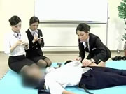 Ιαπωνία Stewardess επιδεικνύει τις κατάλληλες διαδικασίες Cpr