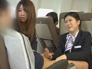 Ιαπωνική αεροσυνοδός προσεκτική υπηρεσία