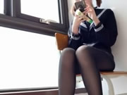 Ασιατικές μαύρες κάλτσες ναύτη κοστούμι φετίχ κορίτσι