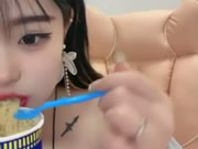 Ασιατικό καλύτερο κορίτσι με τατουάζ χορεύει και τρώει noodle